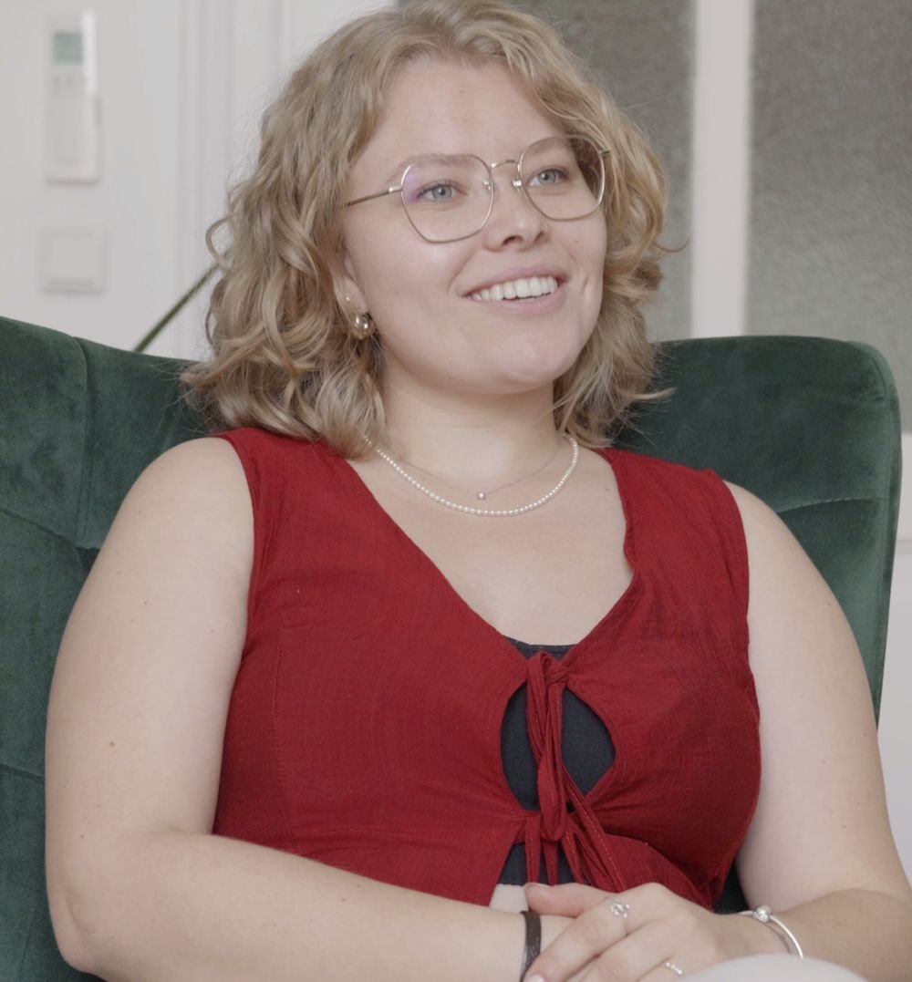 Nicole lächelt im grünen Sessel